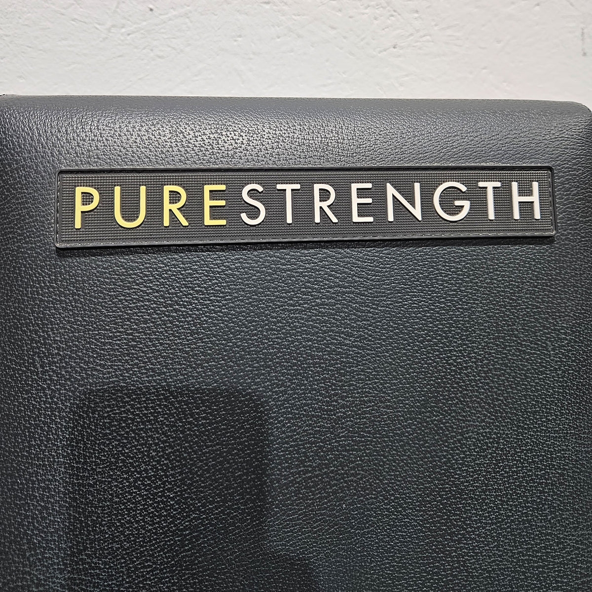 TechnoGym Pure Strength Chest Press, bench press machine plate loaded, chest press, color black, used - refurbished condition