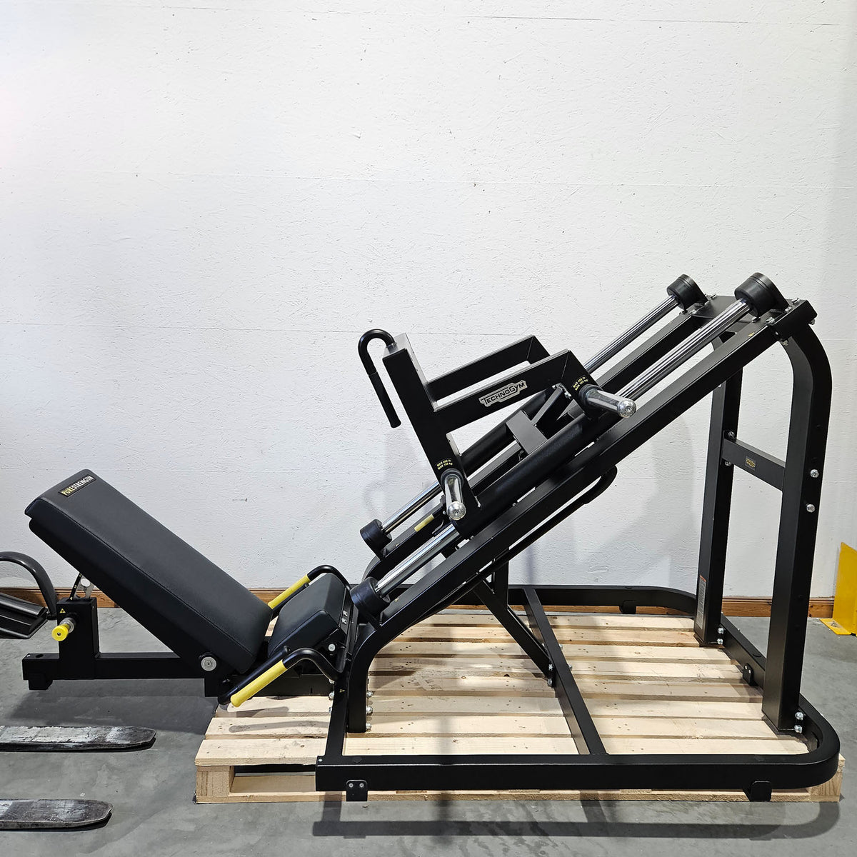 Technogym Pure Strength Linear Leg Press, Plate loaded 45° leg press, color black, used, refurbished condition