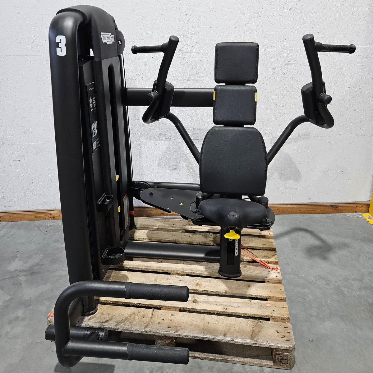 Technogym Selection Pro Pectoral Fly, Butterfly, Pec Fly, color black, used, refurbished condition