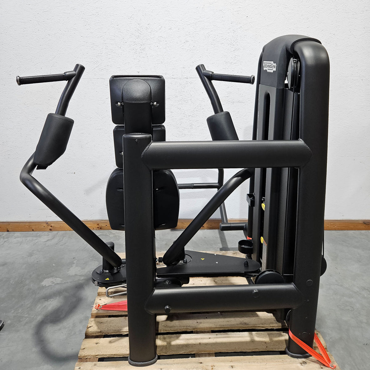 Technogym Selection Pro Pectoral Fly, Butterfly, Pec Fly, color black, used, refurbished condition