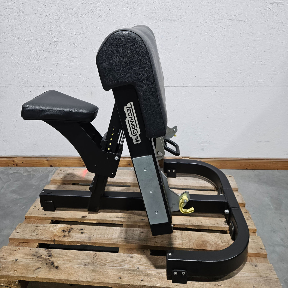 TechnoGym Pure Strength Scott Bench Scottcurl Bank, Bizeps Trainingsbank, Farbe Schwarz, gebraucht - überholter Zustand