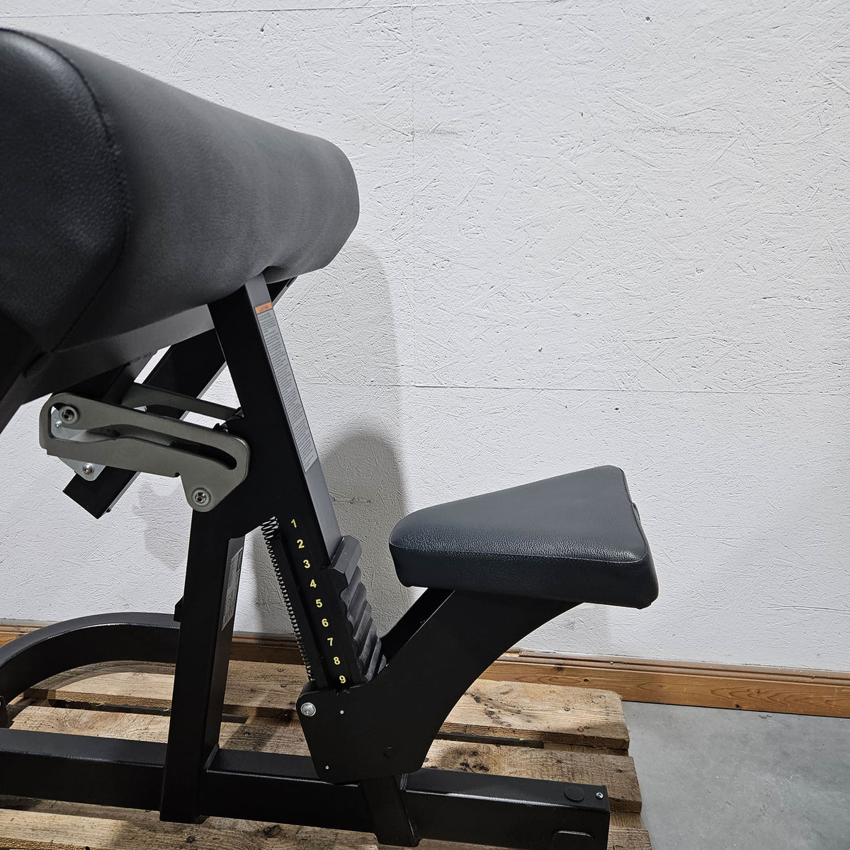 TechnoGym Pure Strength Scott Bench Scottcurl Bank, Bizeps Trainingsbank, Farbe Schwarz, gebraucht - überholter Zustand