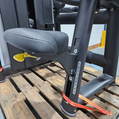 Technogym Selection Pro Upper Back, Rudern mit Bruststütze, Row, Farbe Schwarz, gebraucht, überholter Zustand