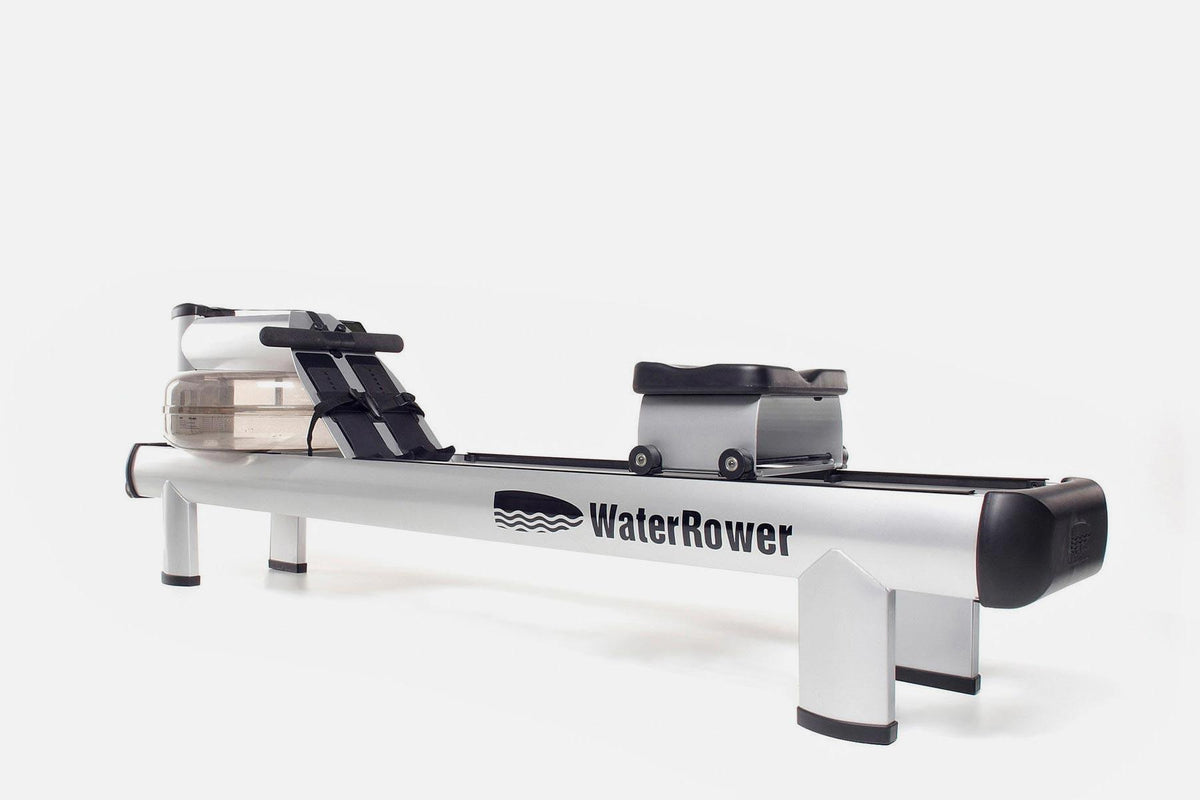 Rudergerät WaterRower mit Wassertank auf weißem Hintergrund.