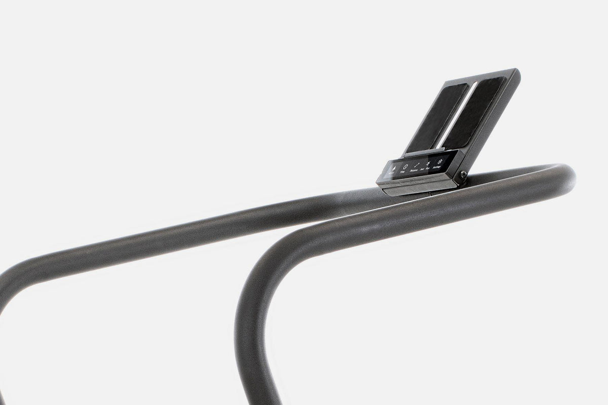 Laufband-Handlauf mit Display, Markenname nicht sichtbar, minimalistisch gestaltet.