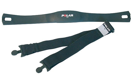 Polar Herzfrequenzsensor und Gurt auf weißem Hintergrund.