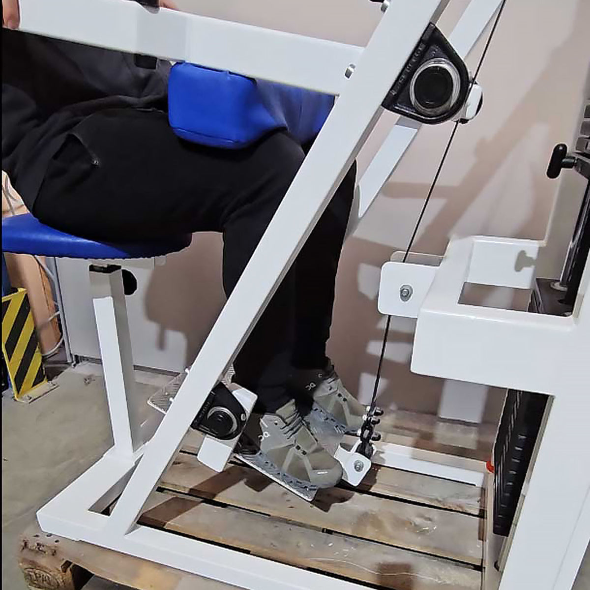 Proxomed Wadenmaschine sitzend durch Plantarflexion bzw Fuß Beugung, Farbe Weiß, gebraucht - geprüfter Zustand mit Gebrauchsspuren
