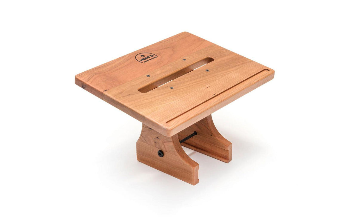 Holz-Fitnessgerät von NOHrD mit rechteckiger Plattform.